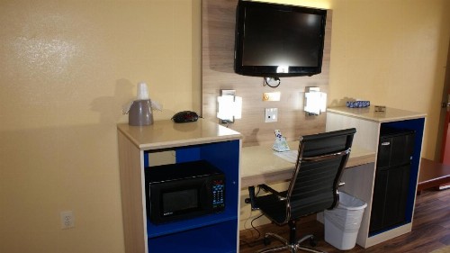 Home Town Inn & Suites - image 16