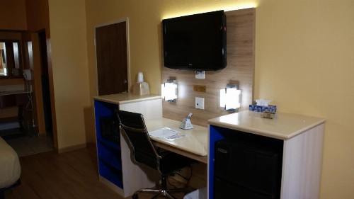 Home Town Inn & Suites - image 17