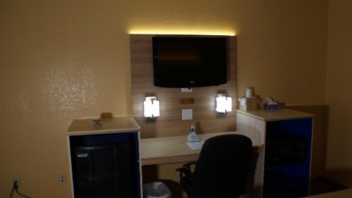 Home Town Inn & Suites - image 18