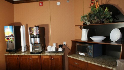 Home Town Inn & Suites - image 23