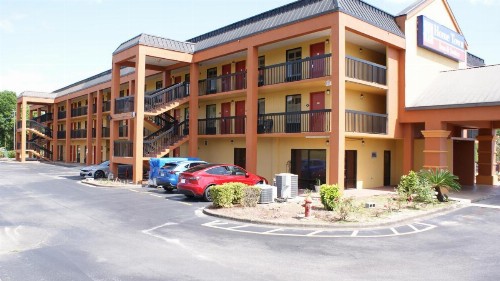 Home Town Inn & Suites - image 30