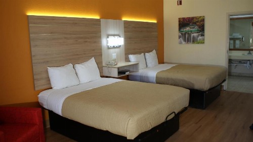 Home Town Inn & Suites - image 35