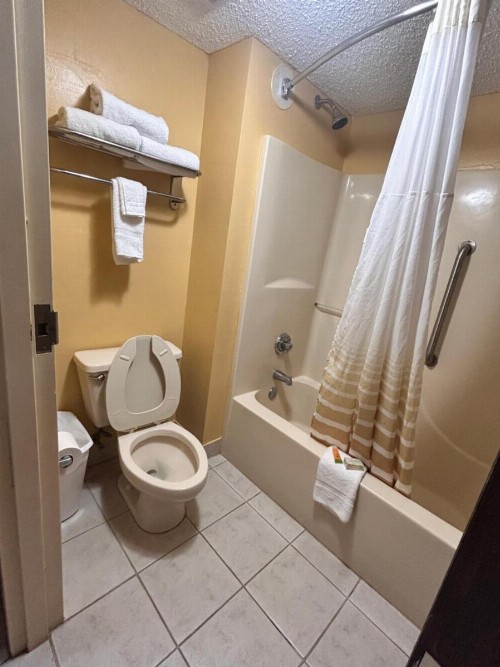 Home Town Inn & Suites - image 36