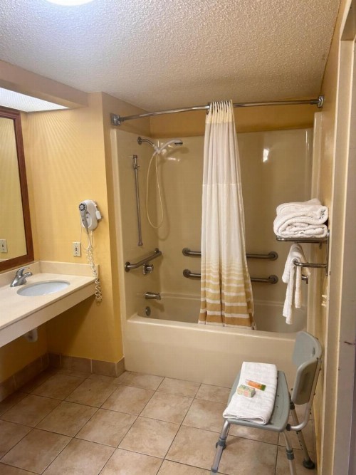 Home Town Inn & Suites - image 37