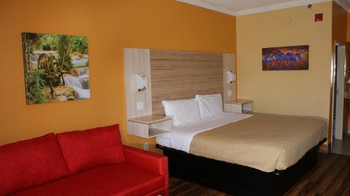 Home Town Inn & Suites - image 4