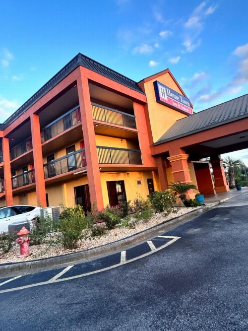 Home Town Inn & Suites - image 42