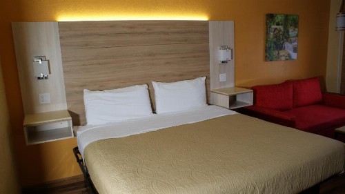 Home Town Inn & Suites - image 5