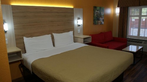 Home Town Inn & Suites - image 6