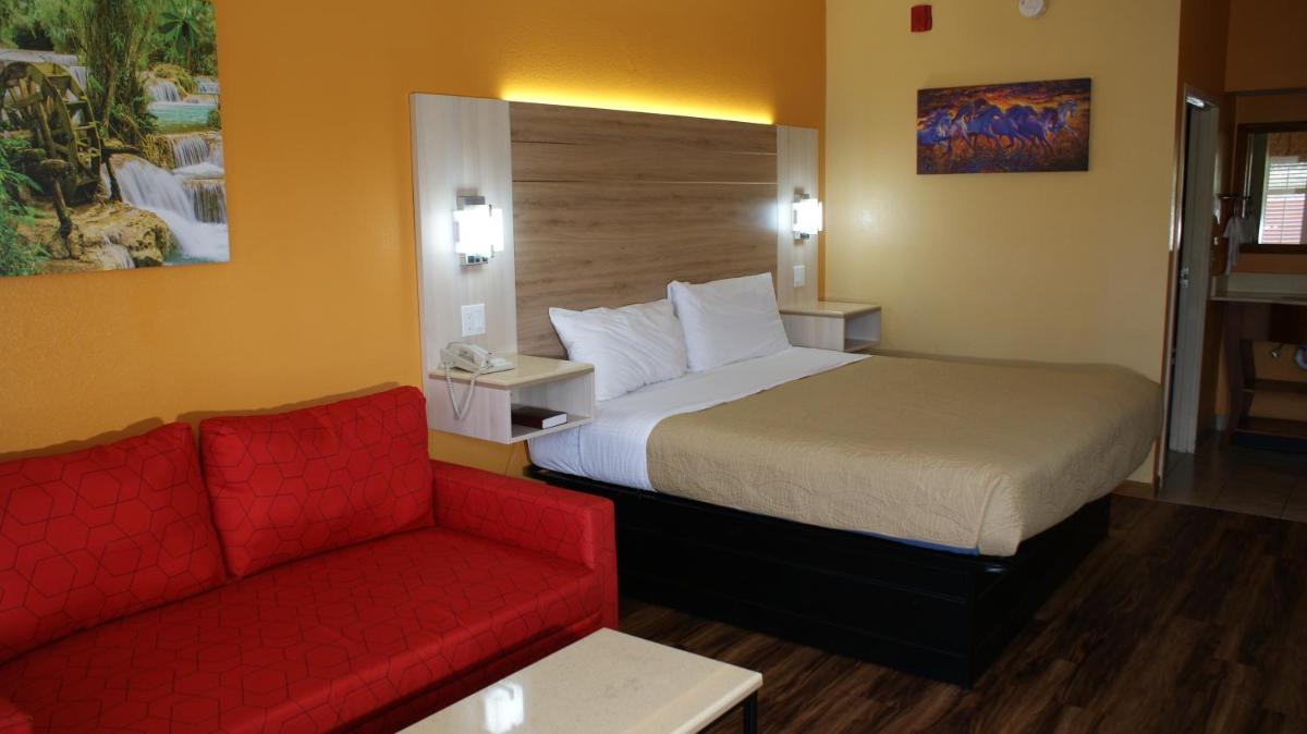 Home Town Inn & Suites - image 7