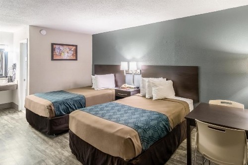 Econo Lodge - image 12