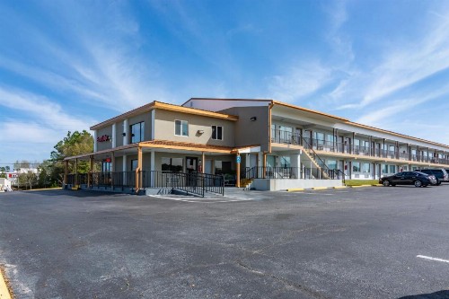 Econo Lodge - image 14