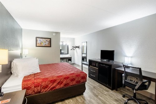 Econo Lodge - image 15