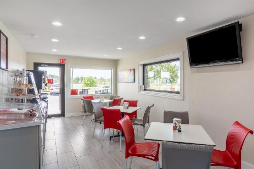 Econo Lodge - image 2