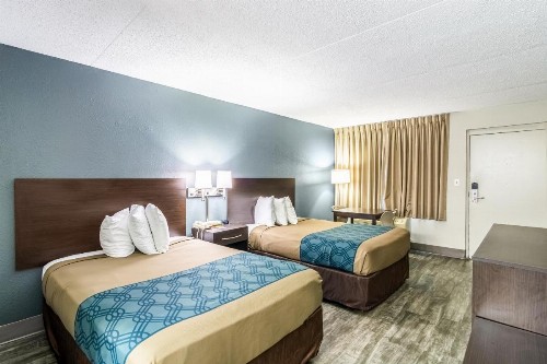 Econo Lodge - image 20