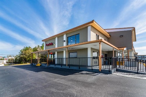 Econo Lodge - image 3