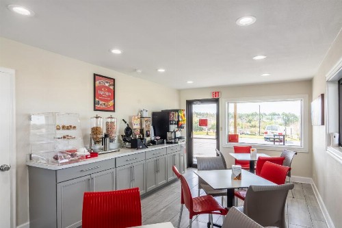 Econo Lodge - image 4