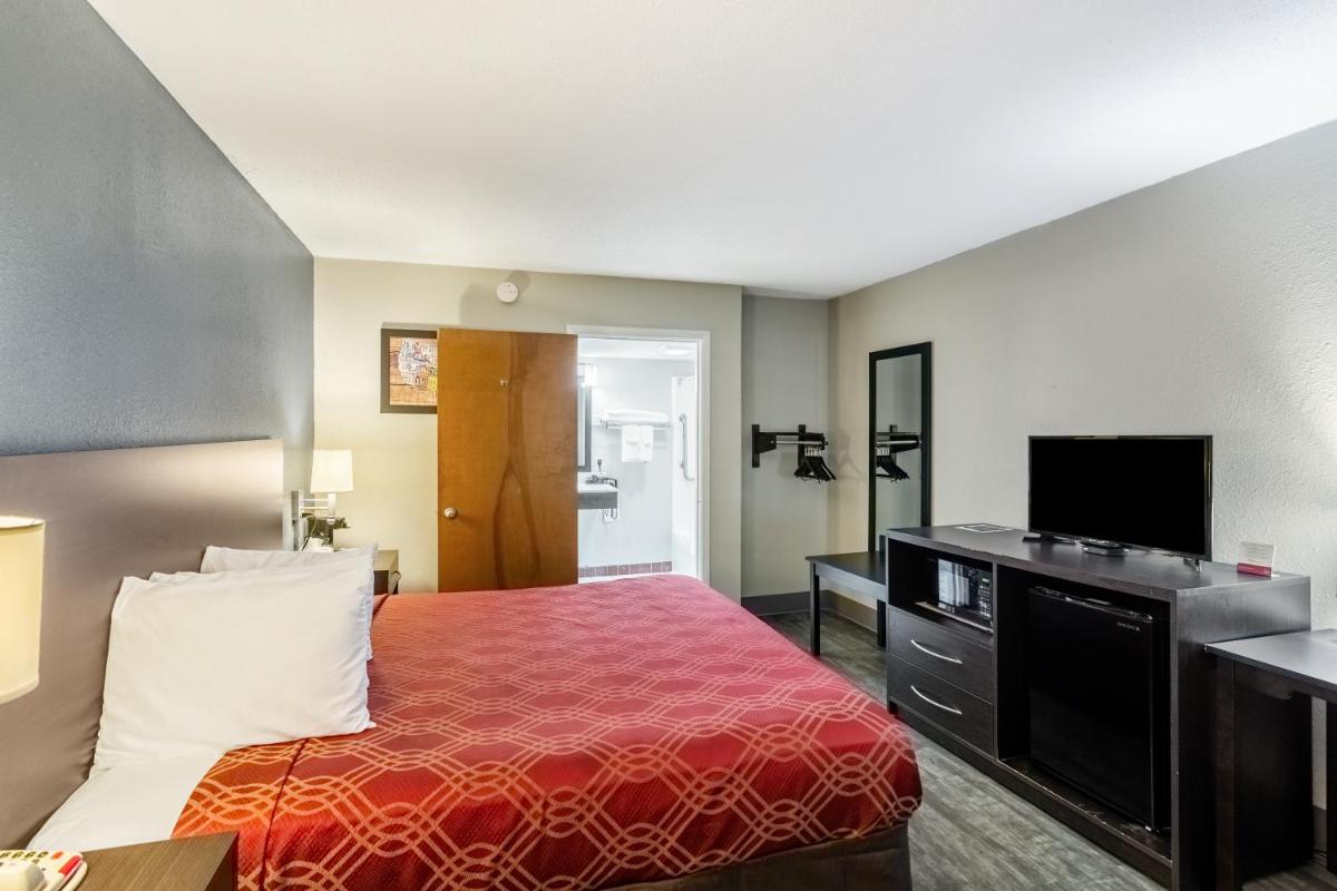 Econo Lodge - image 5