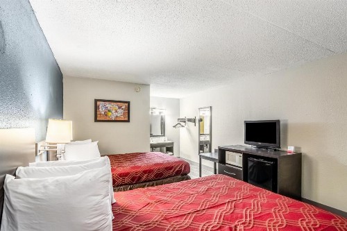 Econo Lodge - image 8