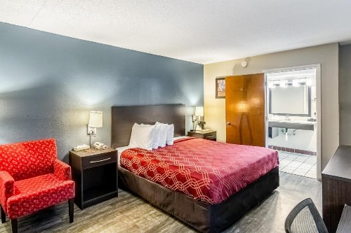 Econo Lodge - image 9