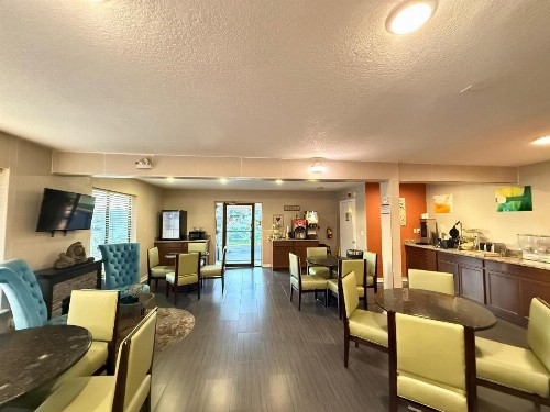 Super 8 by Wyndham Crestview - image 11