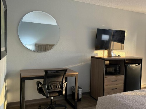Super 8 by Wyndham Crestview - image 13