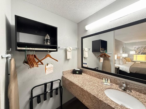 Super 8 by Wyndham Crestview - image 21