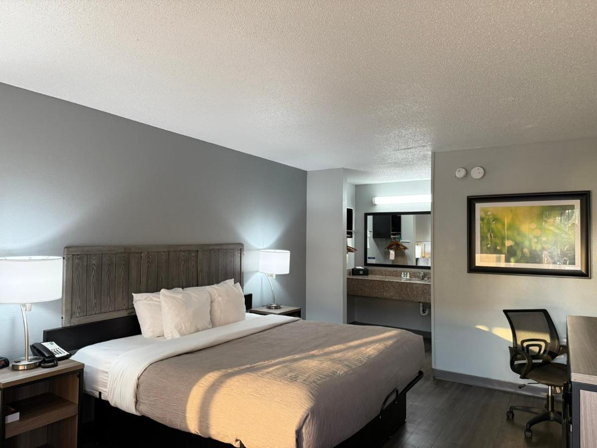 Super 8 by Wyndham Crestview - image 3