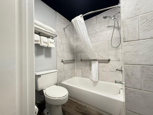 Super 8 by Wyndham Crestview - image 5