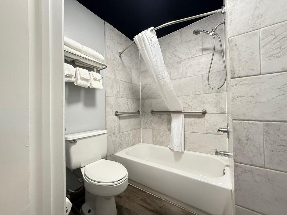 Super 8 by Wyndham Crestview - image 5