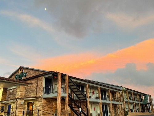 Super 8 by Wyndham Crestview - image 7