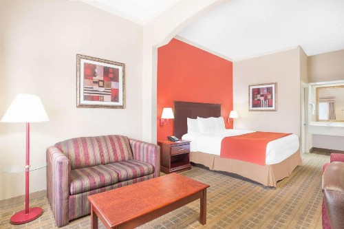 Baymont by Wyndham Crestview - image 6