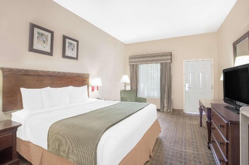 Baymont by Wyndham Crestview - image 8