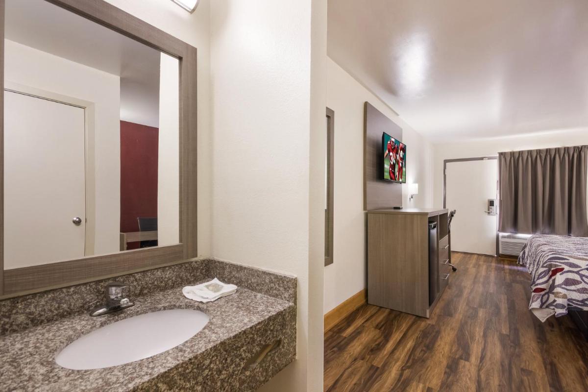 Red Roof Inn Crestview - image 2