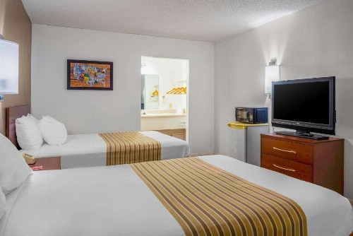 Econo Lodge Crystal River - image 10