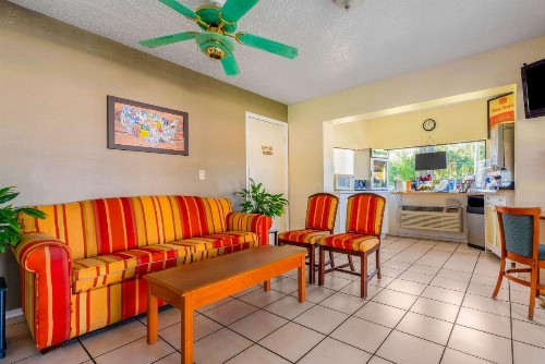 Econo Lodge Crystal River - image 14