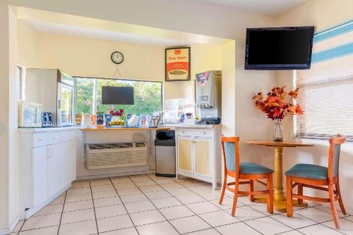 Econo Lodge Crystal River - image 32