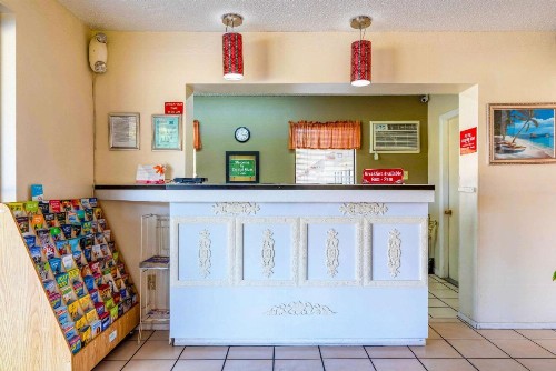 Econo Lodge Crystal River - image 34