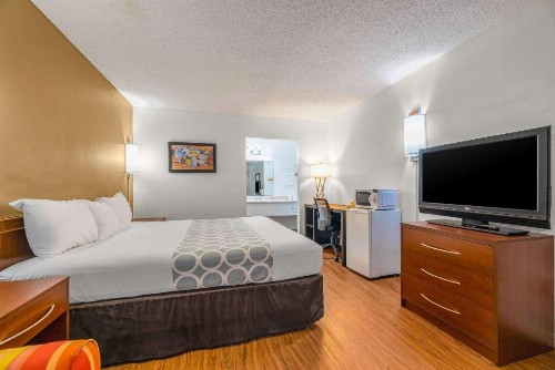 Econo Lodge Crystal River - image 36