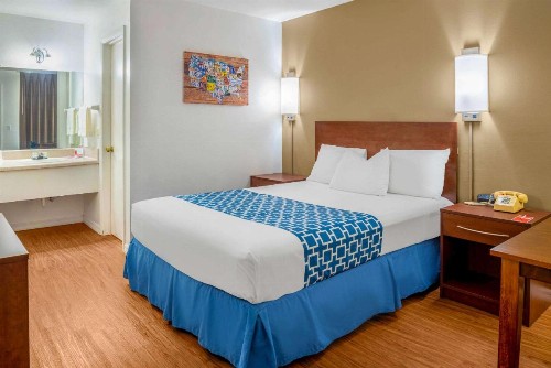Econo Lodge Crystal River - image 41