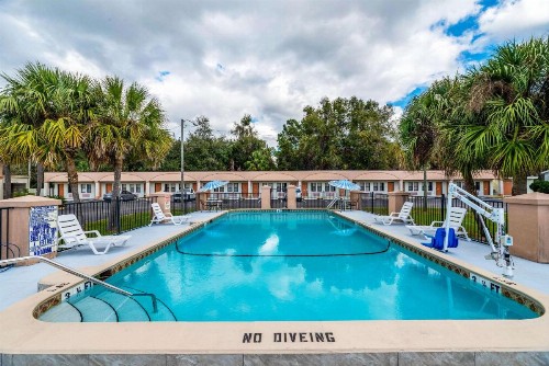 Econo Lodge Crystal River - image 45
