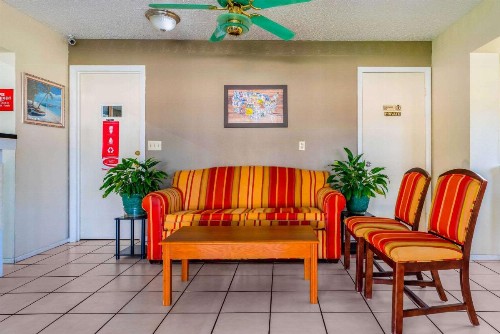 Econo Lodge Crystal River - image 7