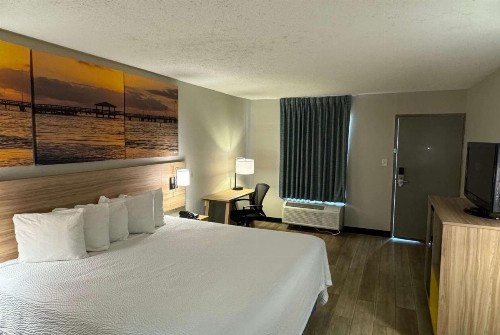 Days Inn by Wyndham Crystal River - image 3