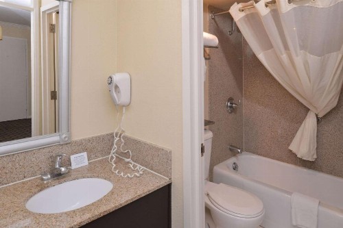 Quality Inn & Suites Montebello - Los Angeles - image 12