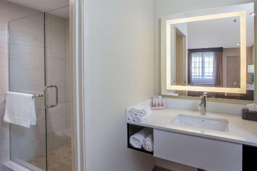 Ramada by Wyndham Culver City - image 41