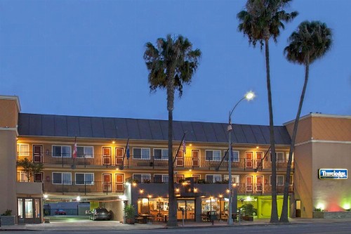 Travelodge by Wyndham Culver City - image 1