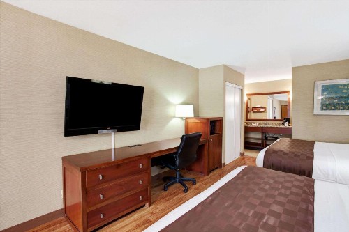 Travelodge by Wyndham Culver City - image 4