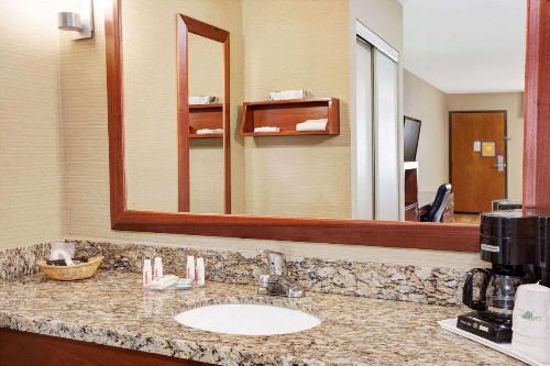 Travelodge by Wyndham Culver City - image 40