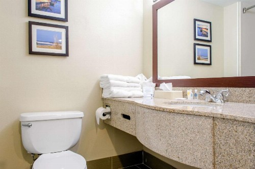 Comfort Inn & Suites - image 14