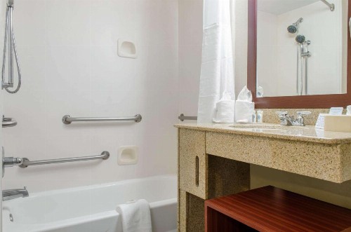 Comfort Inn & Suites - image 15