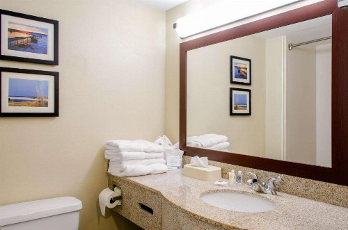 Comfort Inn & Suites - image 18